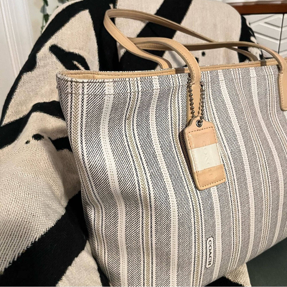 ✧・゚coach 2012 legacy weekend pvc coated striped tote bag (M1293-23108) - Picture 4 of 9